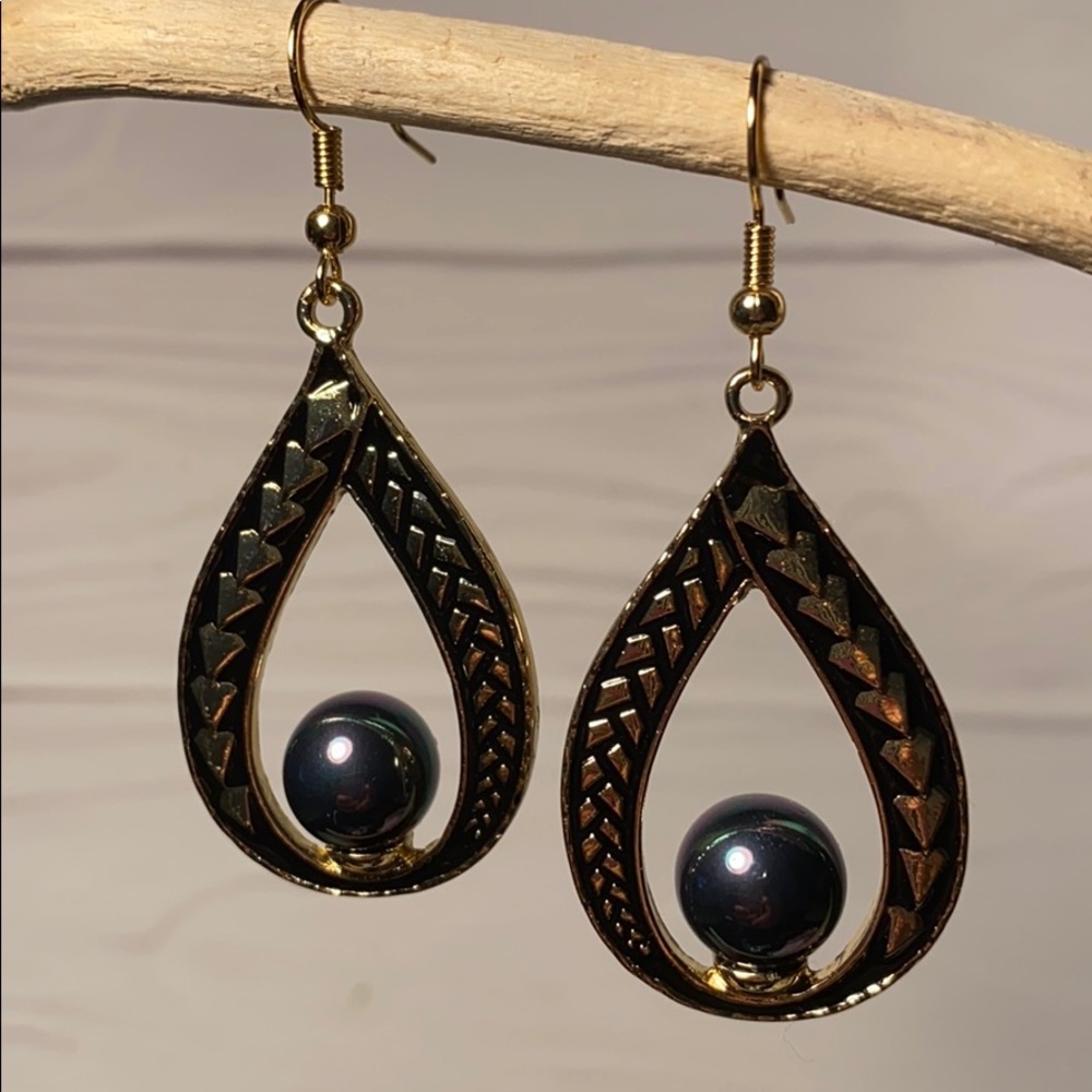 Hawaiian Tribal Black Enamel and Shell Pearl